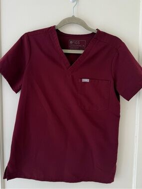 Figs Women's Catarina One-Pocket
V-Neck Scrub Top - Burgundy/ Wine
